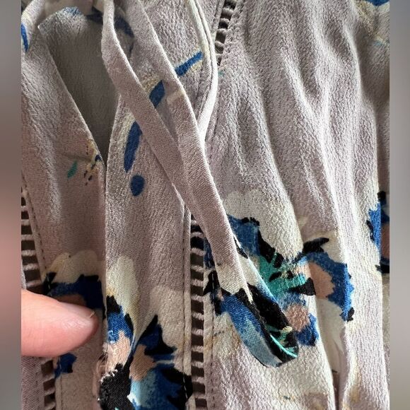 ASTR the Label Anthropologie Long Sleeve Gray Blue Floral Romper size Large - Picture 7 of 10
